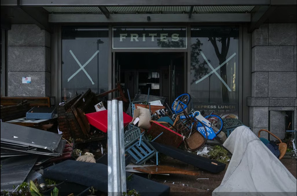 Siêu bão Ragasa tại Hồng Kông Cảnh siêu bão phá hoại ở Hồng Kông