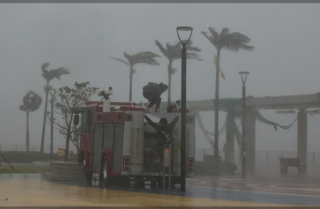 Siêu bão Ragasa khi đổ bộ vào Hồng Kông Siêu bão Ragasa đổ bộ Hồng Kông